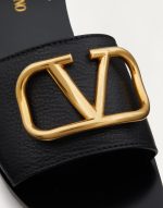 VLOGO SIGNATURE SLIDE SANDAL IN GRAINY COWHIDE WITH ACCESSORY - Image 2